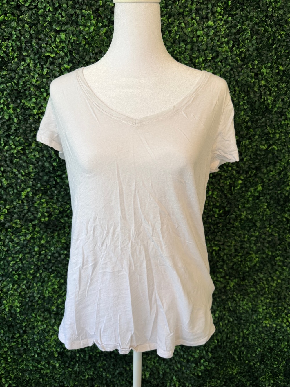 New York & Company White V-Neck Short Sleeve Tee